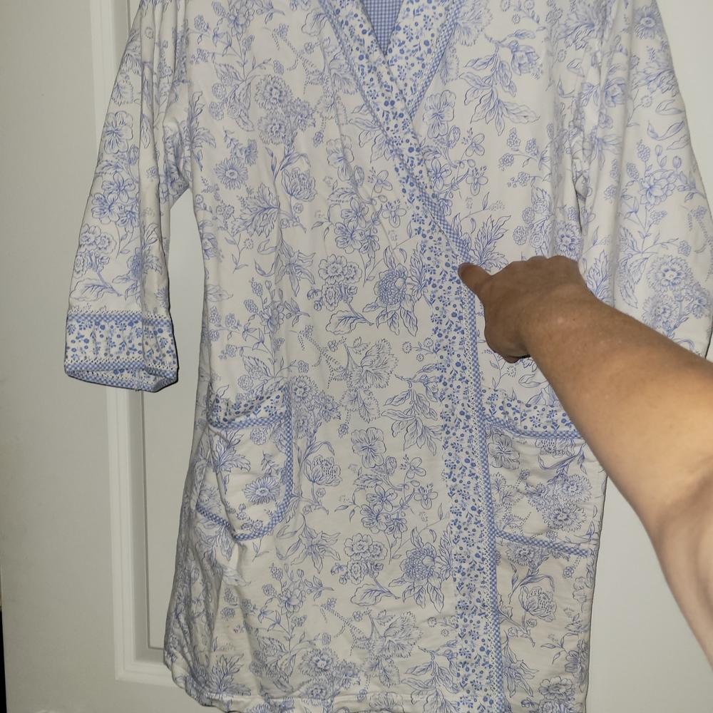 Liz Claiborne Blue and White Floral Robe